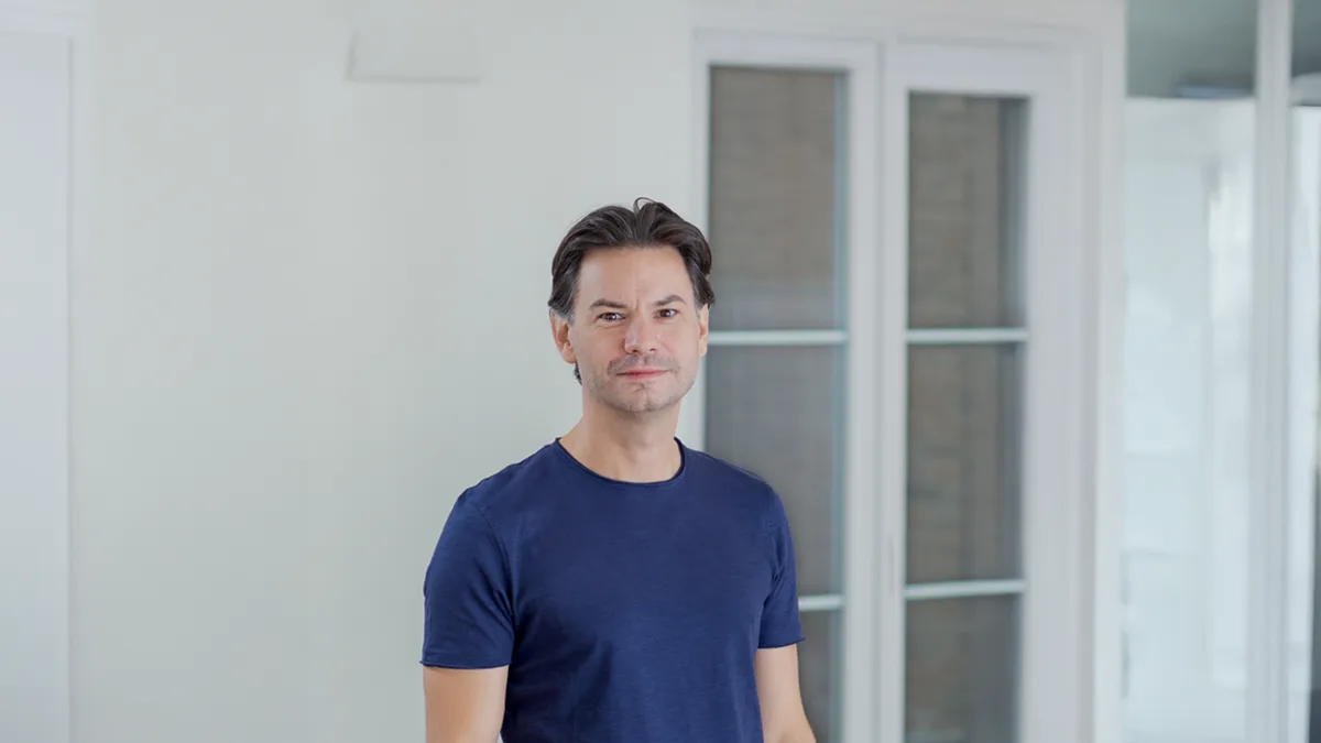 Jürgen Bogner, offizielles Porträtfoto vor hellem Hintergrund in Navy-Shirt