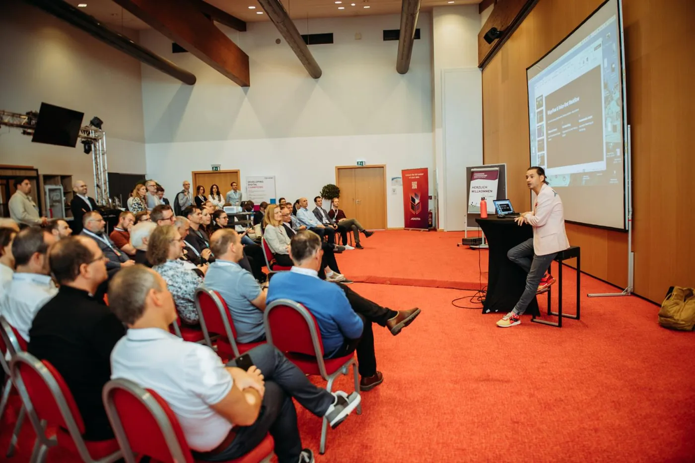 Große Bühne mit Leinwänden beim LSZ CIO Kongress